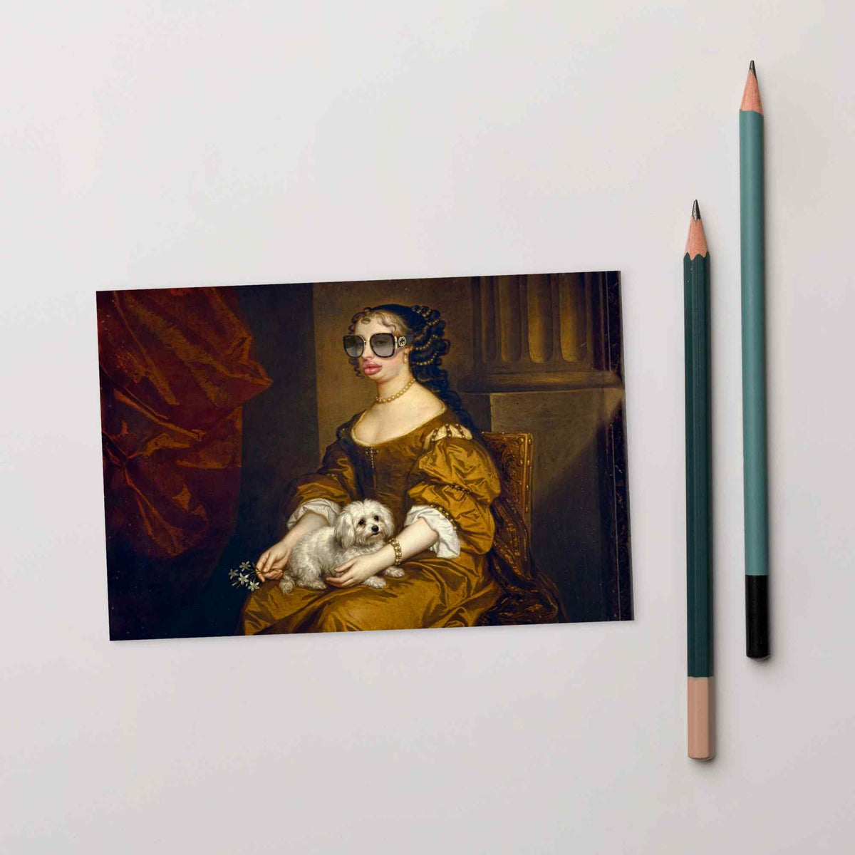 Postkarte mit Gemälde einer Frau mit Sonnenbrille und weißem Hündchen neben zwei Buntstiften auf hellgrauem Grund