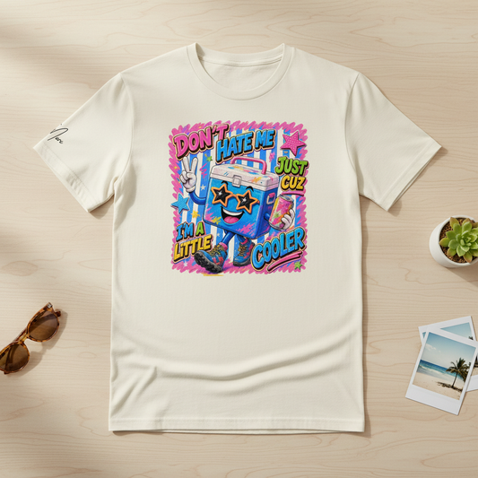 Cremefarbenes baumwoll-t-shirt mit lebendigem blauem cooler und text nicht sauer sein ich bin nur ein bisschen cooler