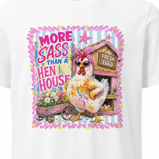 Weiße t-shirt mit buntem, frechem hühnermotiv vor pinkem hühnchenhaus und text mehr frech als ein hühnchenhaus