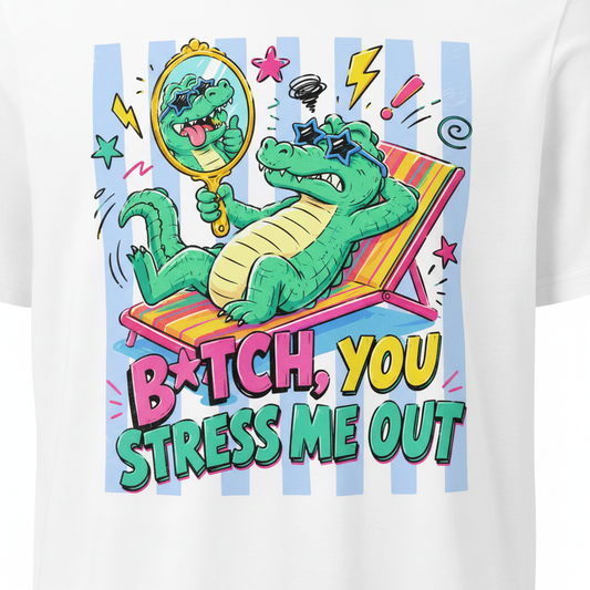 Weißes bio t-shirt mit einem lebhaften cartoon-alligator auf einem gestreiften strandstuhl mit sonnenbrille und spiegel