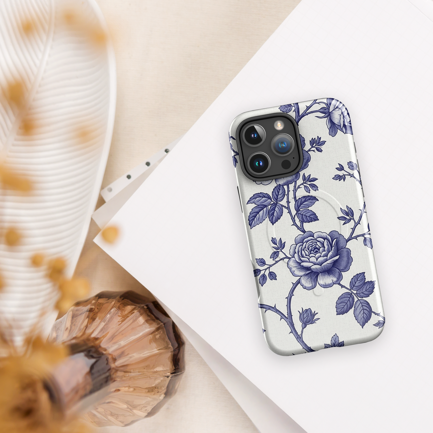 Weiße handyhülle mit zartem blauem rosen- und rankenmuster auf der rückseite aus der tiny blue toile kollektion