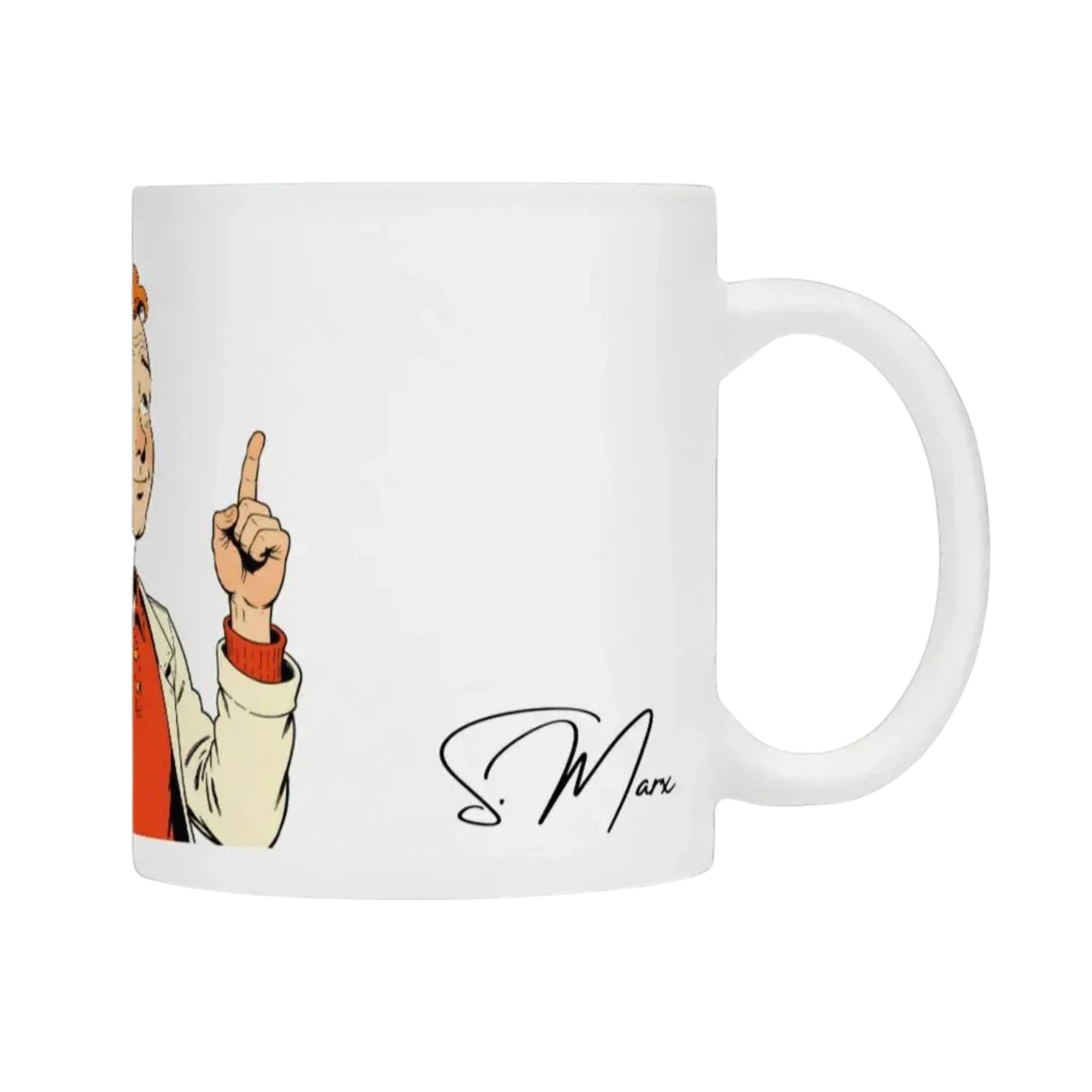 Weiße Tasse von flyliving mit Comicfigur und Signaturaufdruck.