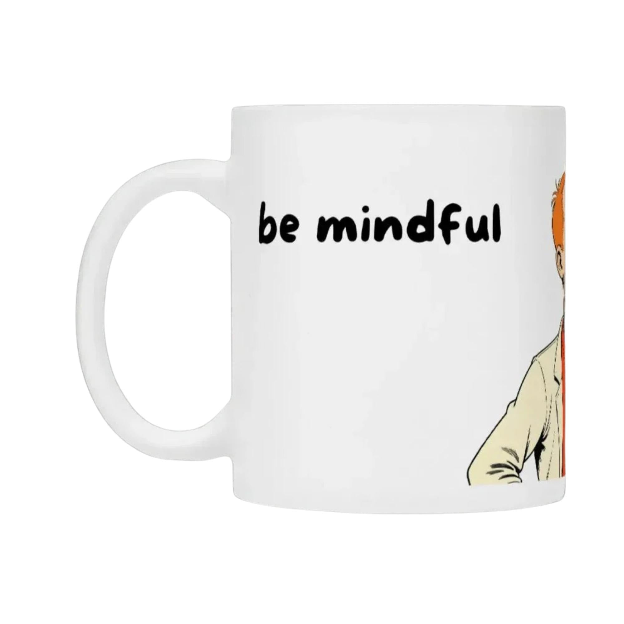 Weiße Tasse "be mindful" von flyliving mit Comic-Illustration eines jungen Mannes.
