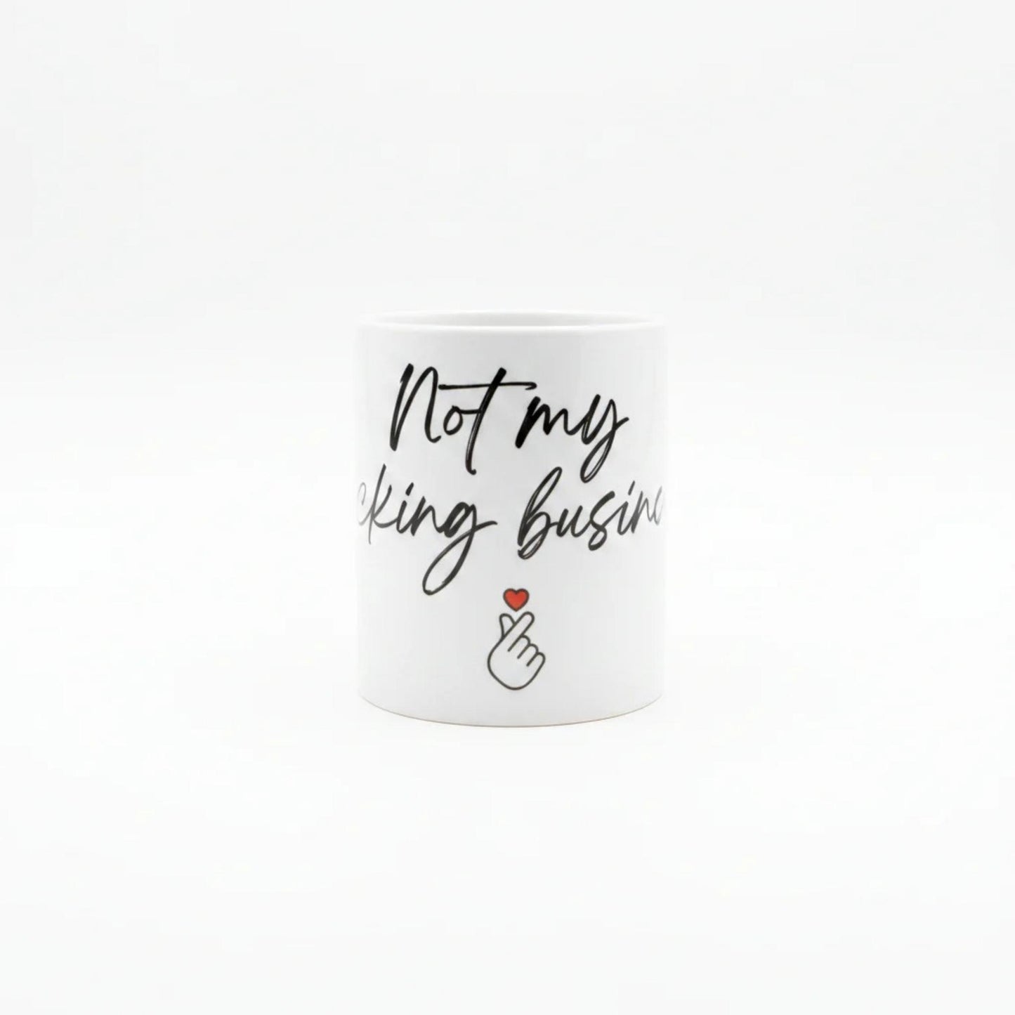 Weiße keramiktasse mit schwarzer schrift not my thing, rotem herz und handgestenillustration, 325 ml statement-mug