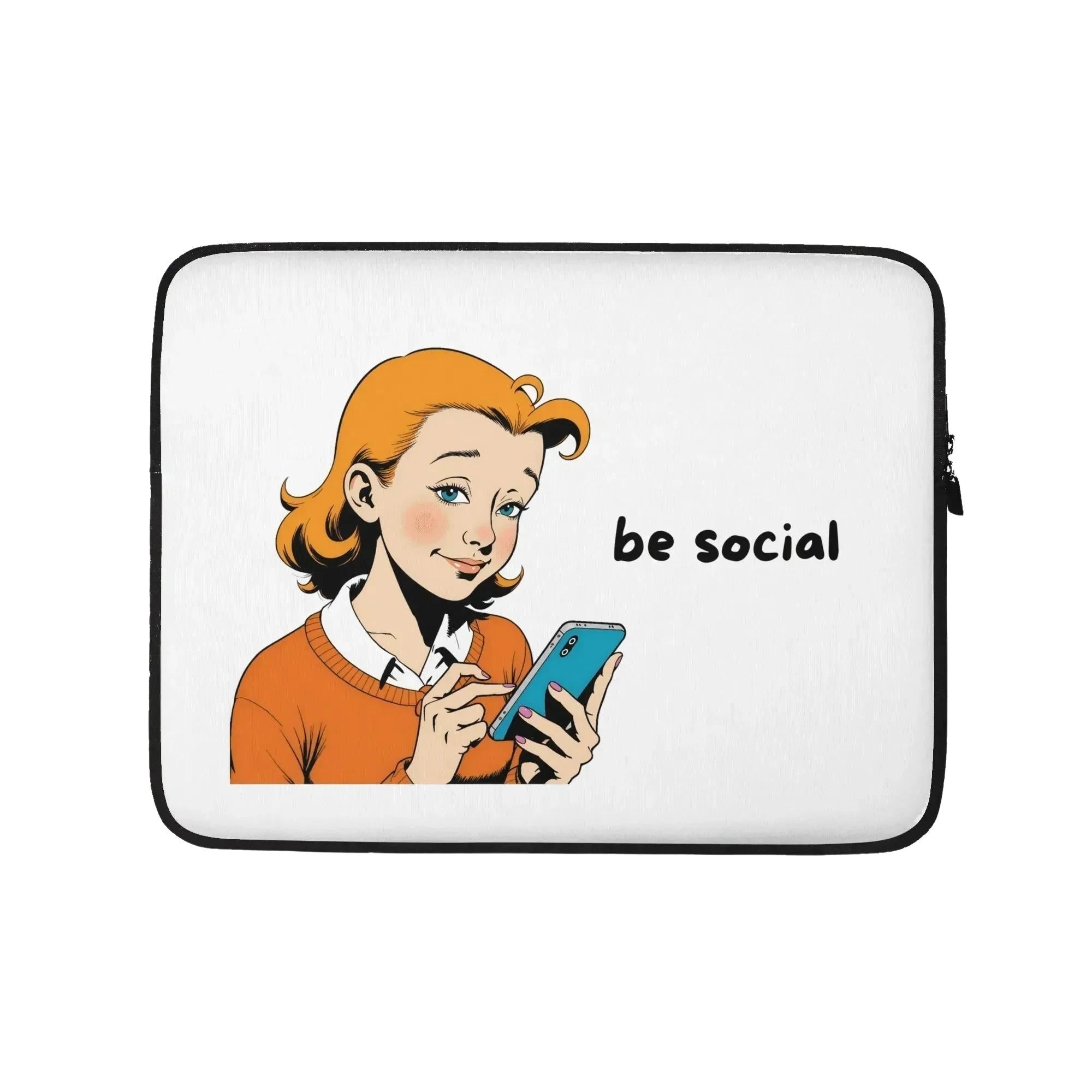 Weiße Laptop-Tasche "be social" von flyliving mit Comic-Illustration einer Frau mit Handy und schwarzem Rand.
