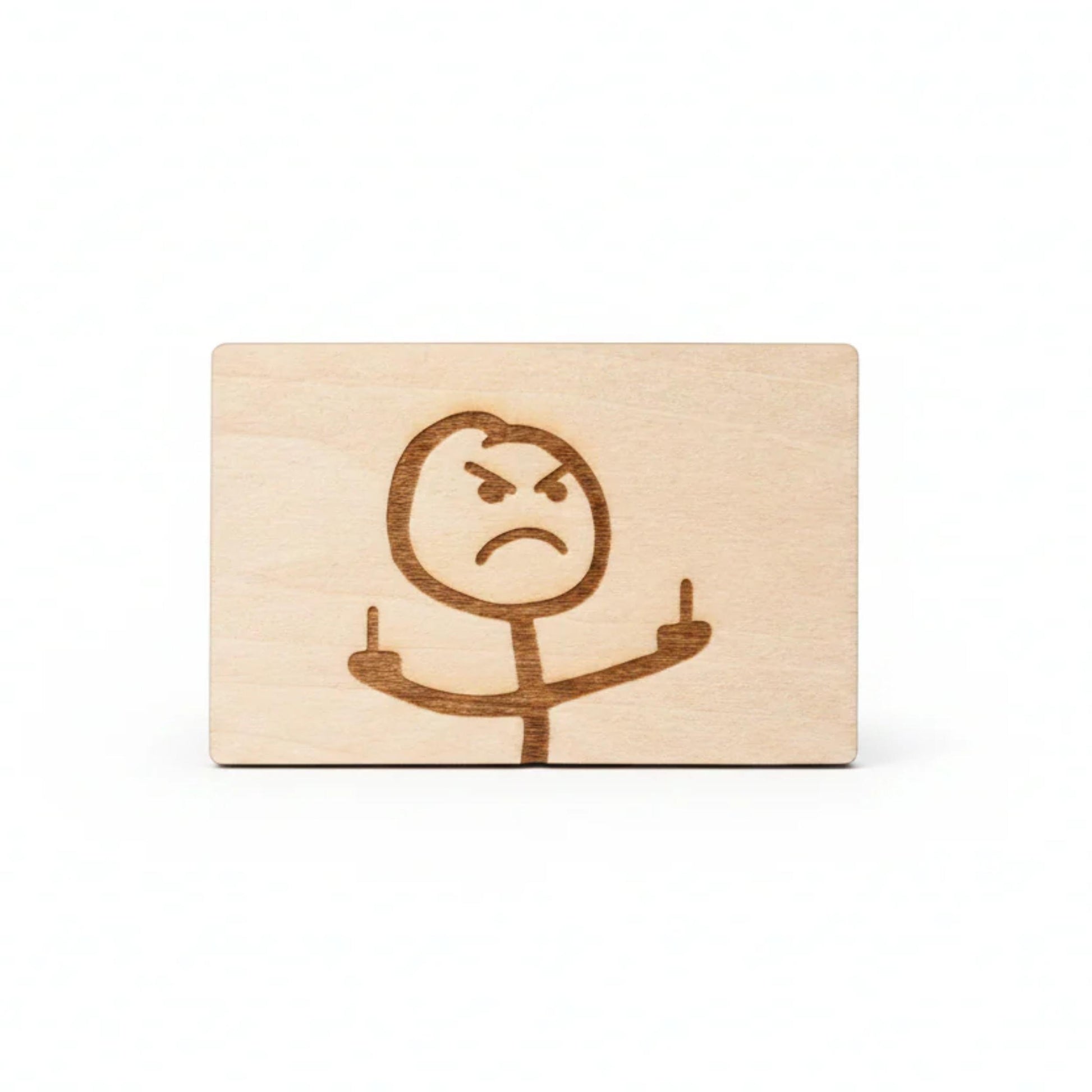 Lichtfarbene holzgeschenkkarte 8,5 x 5,5 cm mit lasergravur eines wütenden strichmännchens und frecher geste