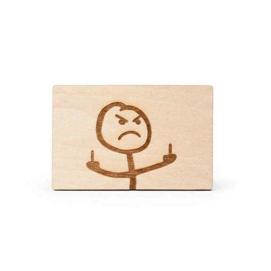 Lichtfarbene holzgeschenkkarte 8,5 x 5,5 cm mit lasergravur eines wütenden strichmännchens und frecher geste