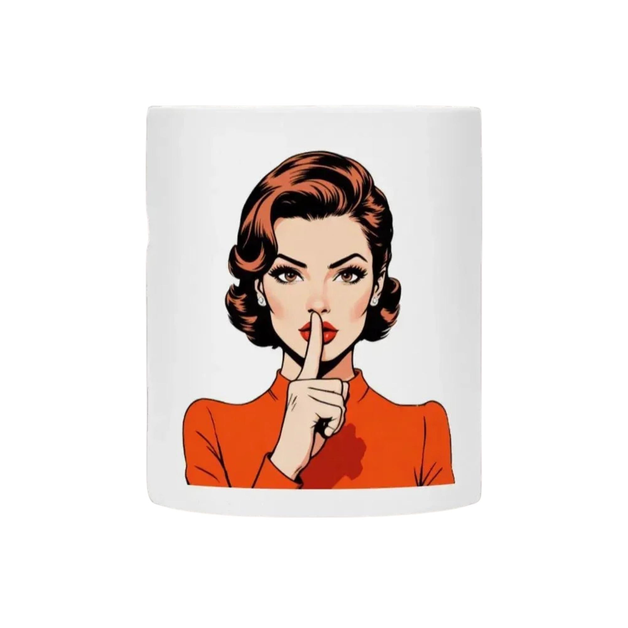 Weiße Tasse mit Comic-Frauen-Motiv von flyliving, die den Finger auf die Lippen legt.