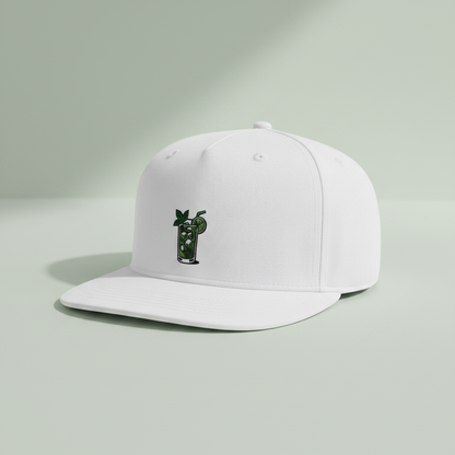 Weiße snapback cap mit kleinem gesticktem grünen cocktailmotiv vorne, ideal für espresso martini, pina colada, bier und wein fans
