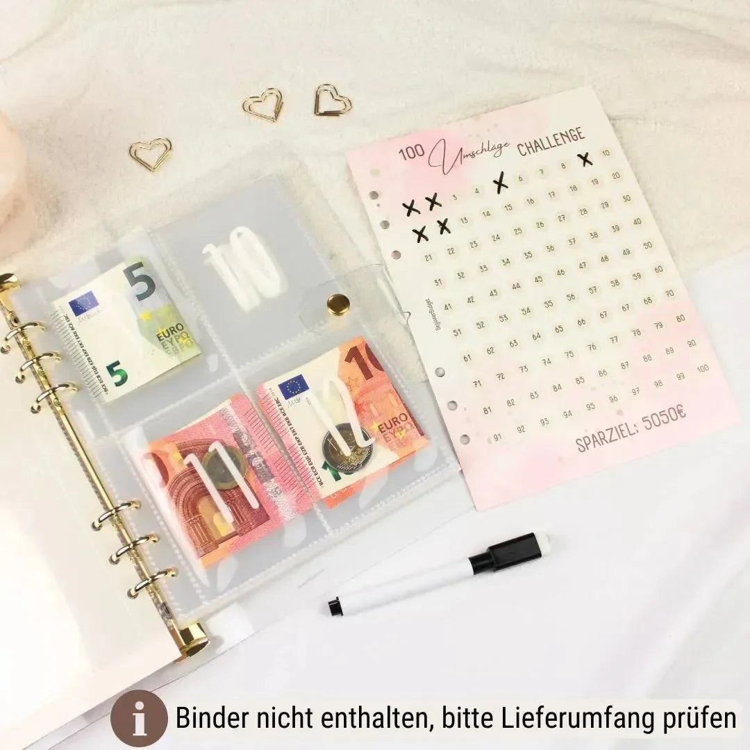 Die BeginnerBudget 100 Umschläge Sparchallenge enthält ein Sparbuch, Euro-Scheine in einer durchsichtigen Mappe, einen schwarzen Stift, drei goldene Herz-Büroklammern und einen Hinweis: Mappe nicht enthalten. Perfekt für Ihre Sparchallenge - bitte prüfen Sie den Inhalt der Lieferung.