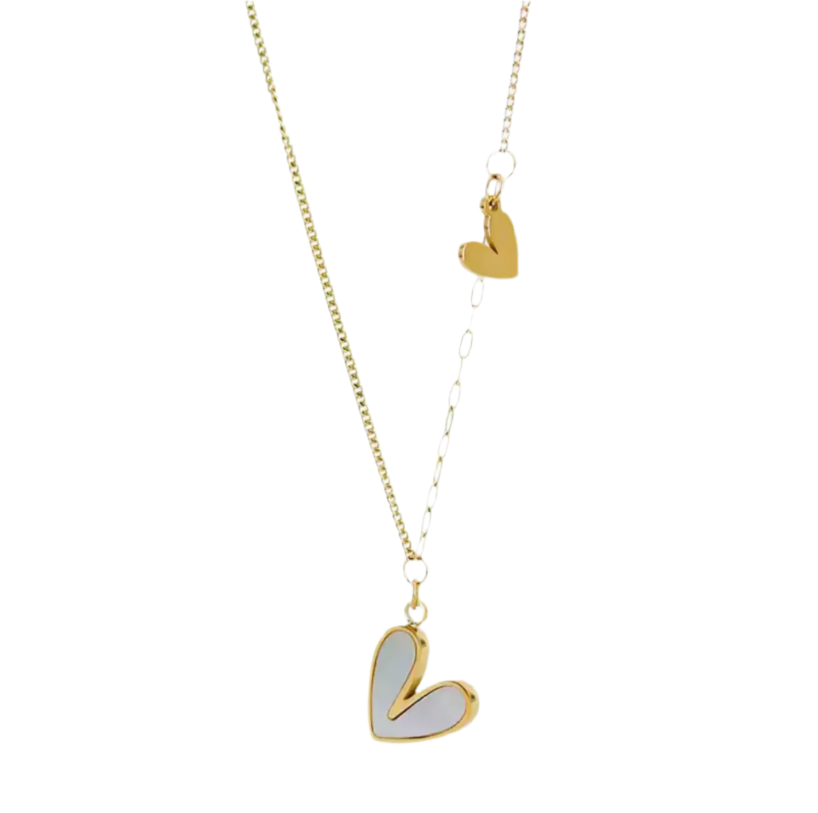Die goldene Halskette „Uschi“ von flyliving präsentiert zwei Edelstahl-Herzan-Anhänger, ein größeres mit Muscheleinlage und ein kleineres, an einer filigranen Kette – stilvoll inszeniert vor schwarzem Hintergrund.
