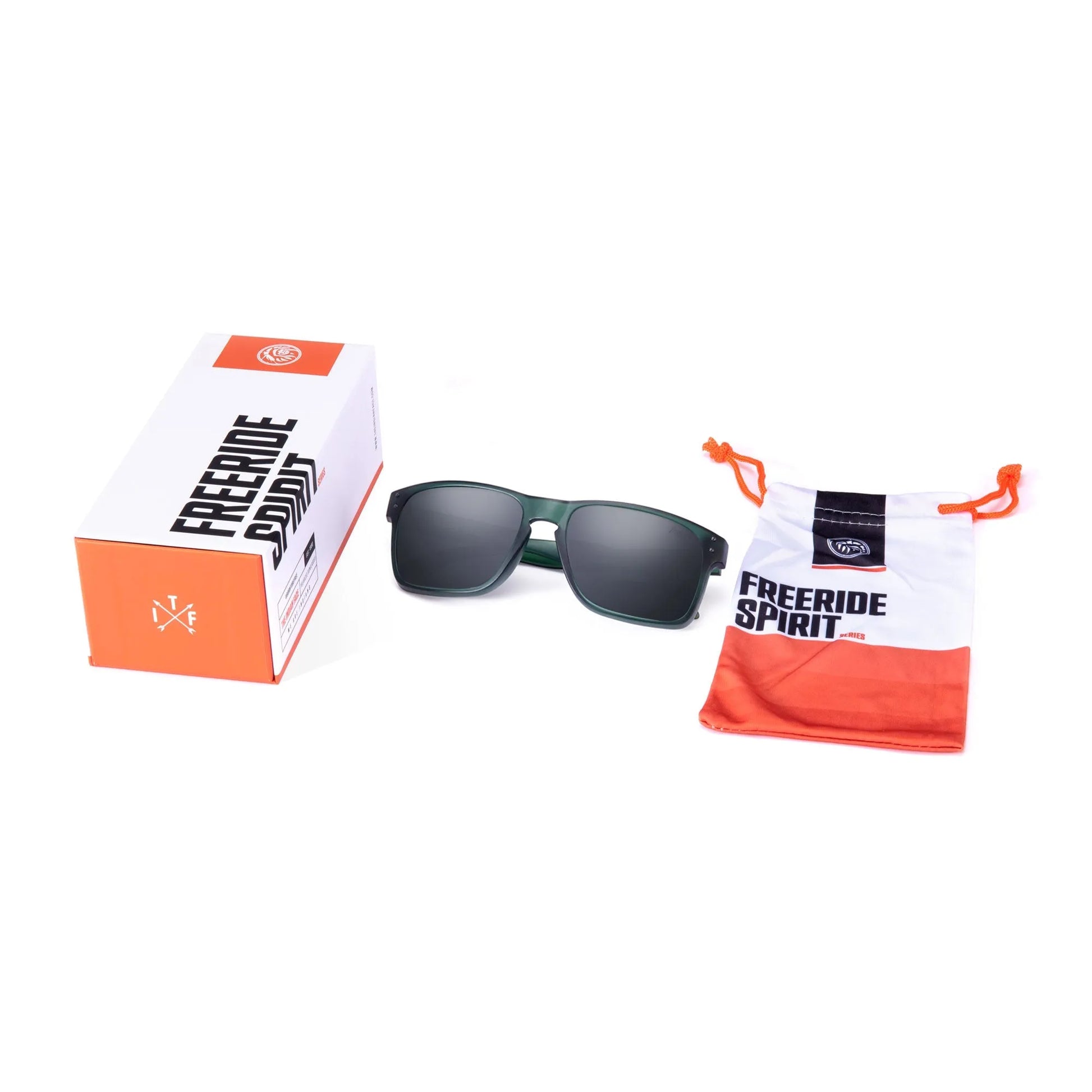 Eine grüne Sonnenbrille The Indian Face® by INDICOM BRANDS SL wird neben einer orange-weißen Schachtel und einem passenden FREERIDE SPIRIT Kordelzugbeutel auf weißem Hintergrund gezeigt.