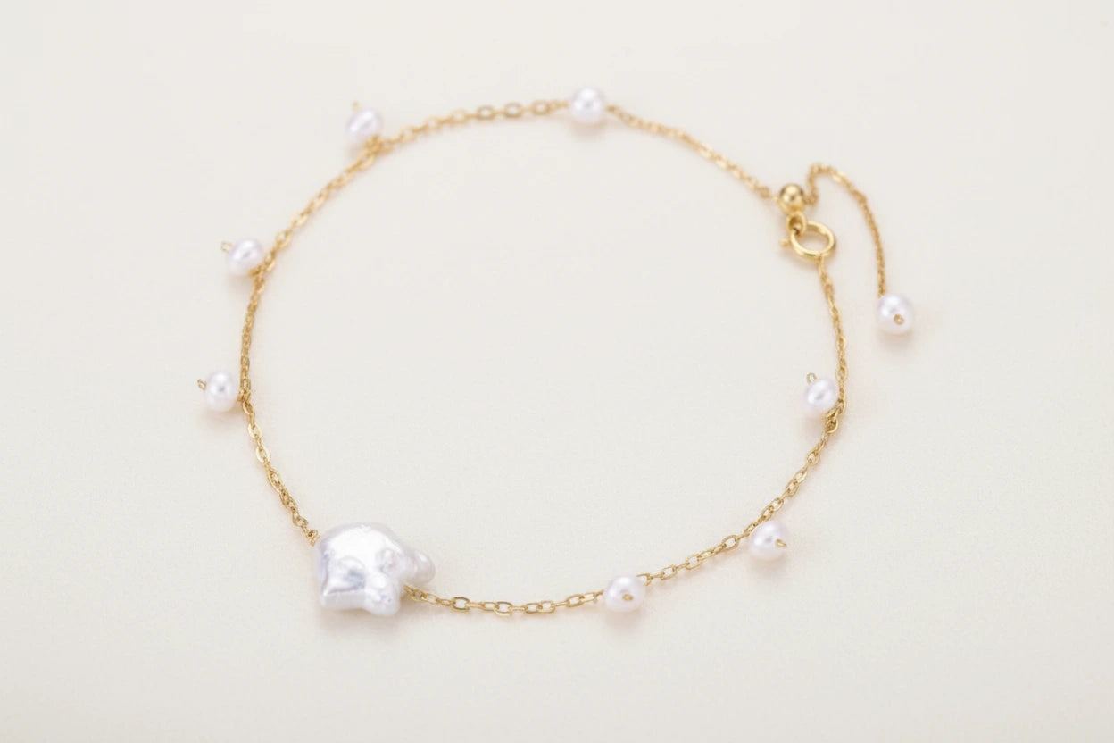 Perlen Harmony Armband von flyliving mit goldenem Kettchen und Süßwasserperlen.