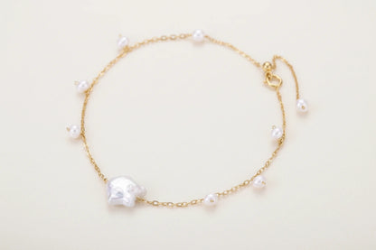 Perlen Harmony Armband von flyliving mit goldenem Kettchen und Süßwasserperlen.