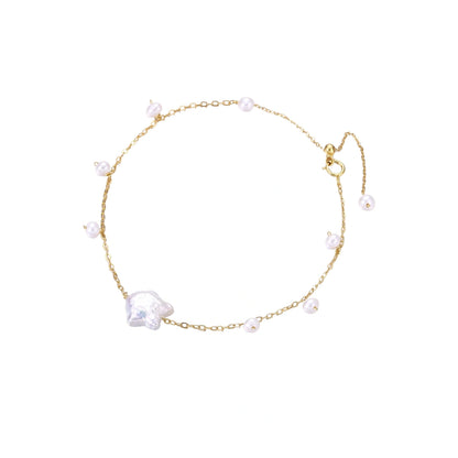 Goldfarbenes Armband mit feiner Kette, großer barocker Perle und kleinen Perlen sowie verstellbarem Verschluss, Vorderansicht