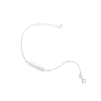 Armband in Silber mit rechteckiger Barockperle auf feiner Gliederkette, Verlängerungskette oben, Verschluss unten