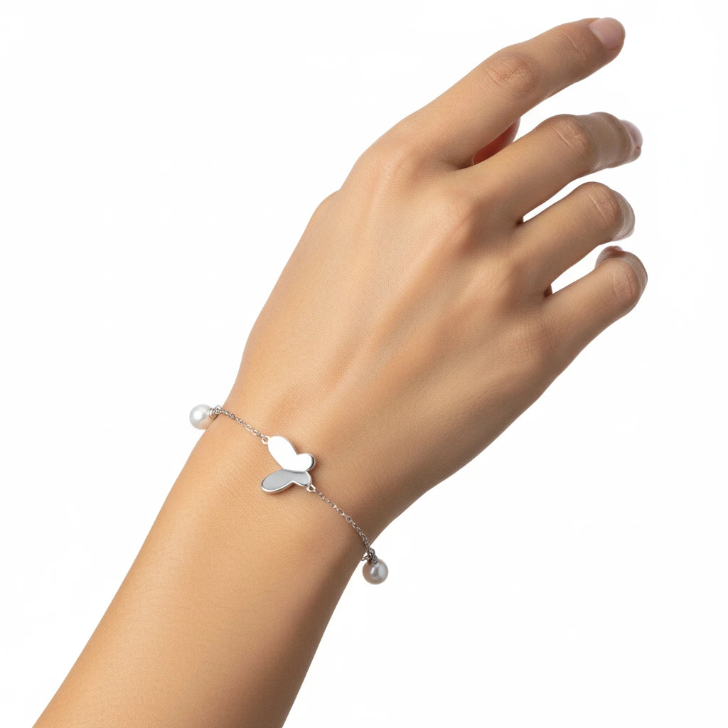 Silbernes Butterfly Dreams Armband von flyliving mit dekorativen Perlen, am Handgelenk getragen.