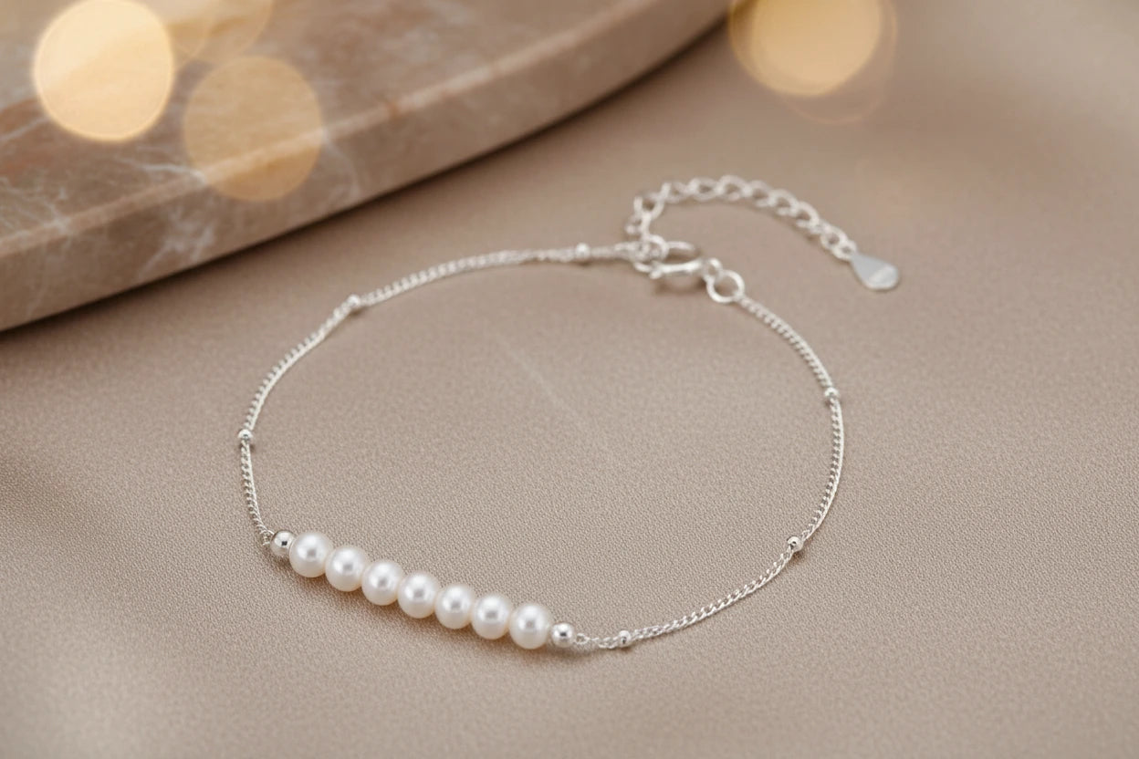 Zierliches Perlen Armband von flyliving mit silberner Kette und kleinem Verschluss.