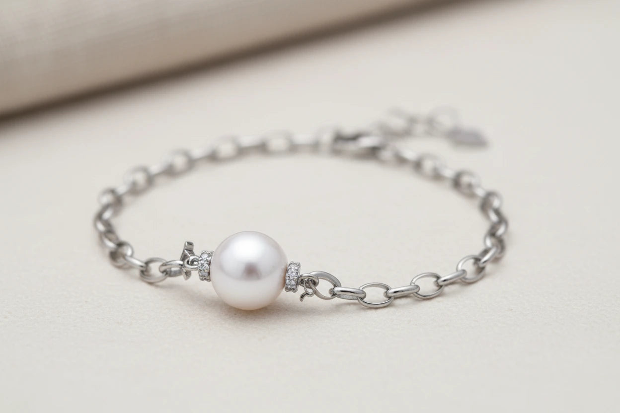 Perlenkettenarmband von flyliving mit silberner Kette und zarten Strassverzierungen.