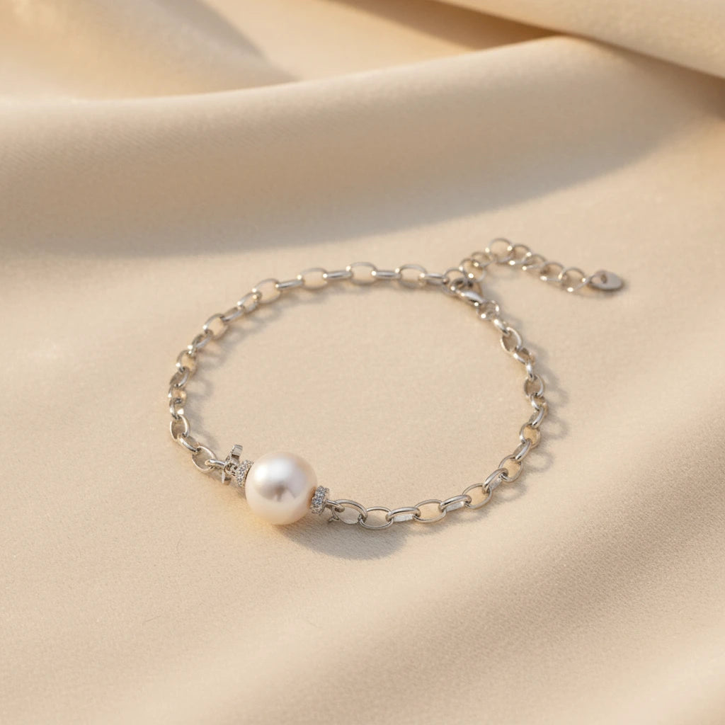 Perlenketten-Armband von flyliving mit silberner Gliederkette und schimmernder Perle.