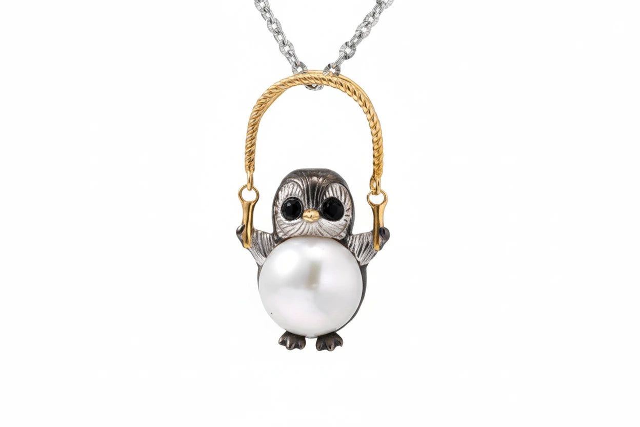 Perlenhalskette "Wise Owl" von flyliving, mit einer Eule und silberner Kette mit goldenem Akzent.