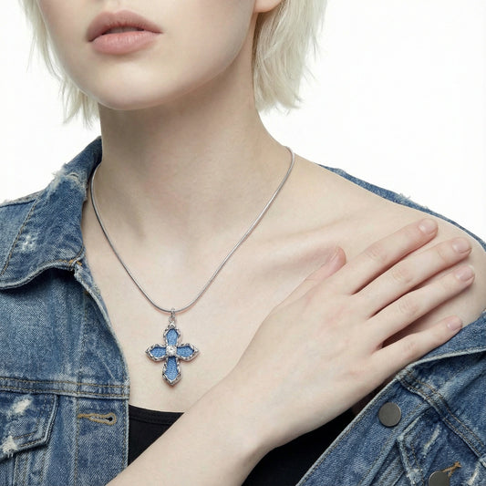 Jeansblau Kreuz-Halskette | weißvergoldetes Eco-Messing & Zirkonia