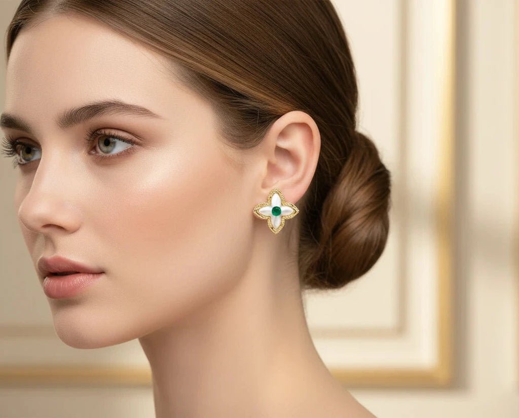 Vergoldete Glücks-Kleeblatt Ohrringe von flyliving, mit grünen Akzenten und weißem Perlmutt-Dekor.