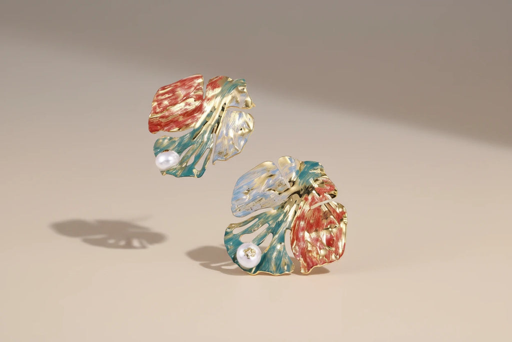 Vergoldete Monstera Muse Ohrringe von flyliving, mit farbigen Akzenten und dekorativer Perle.