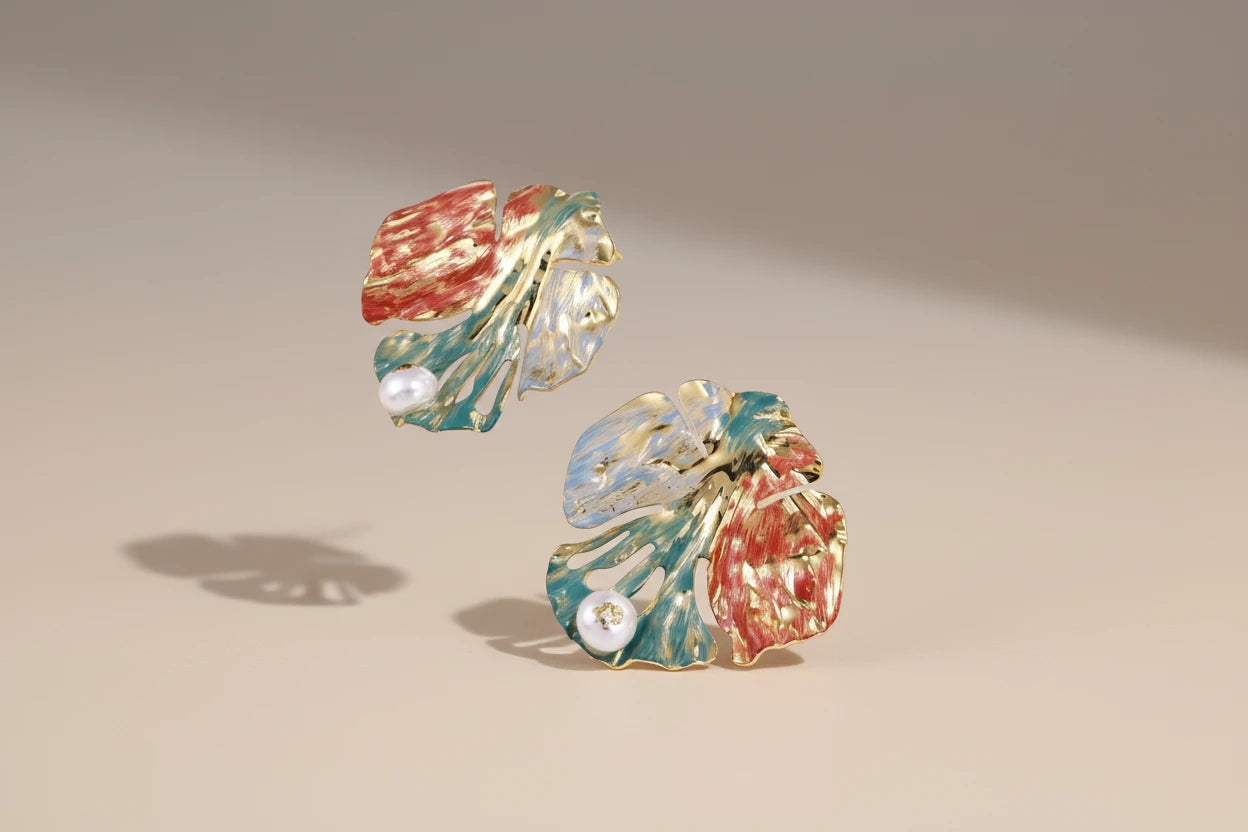 Vergoldete Monstera Muse Ohrringe von flyliving, mit farbigen Akzenten und dekorativer Perle.