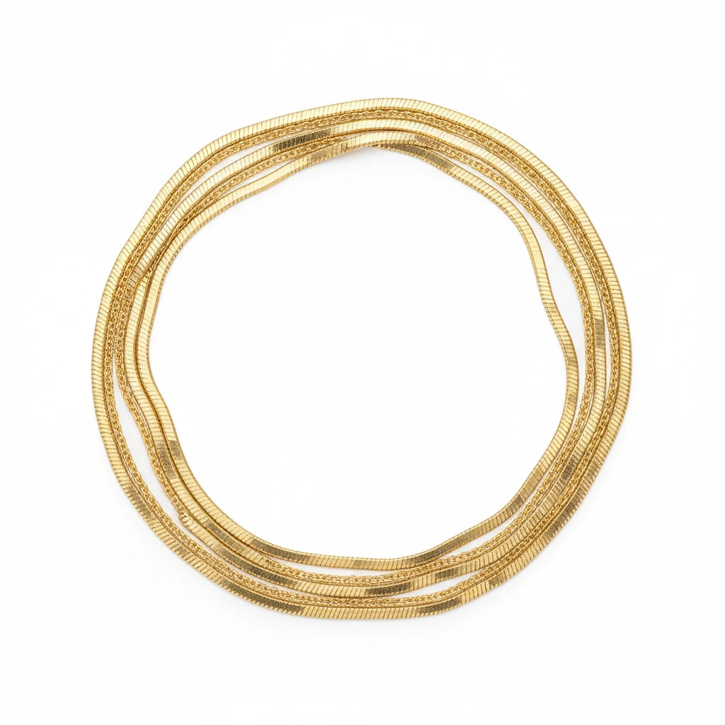 Goldene Halskette von flyliving, mehrreihig und gewunden auf einem weißen Hintergrund.