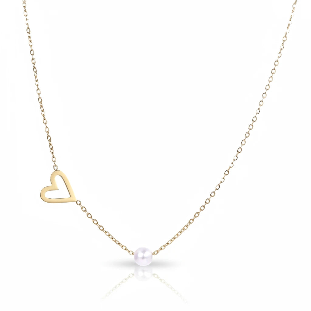 Goldene Perlen-Halskette mit Herzanhänger von flyliving, mit zarter Kette und einzelnen weißen Perle.