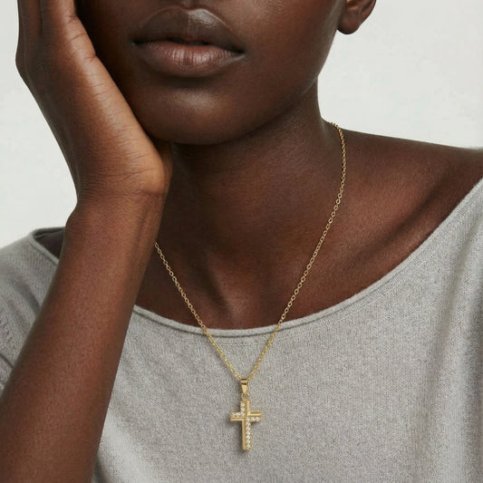 Goldene kreuz halskette mit kleinen zirkonia steinen aus 14k vergoldetem edelstahl strahlendes design