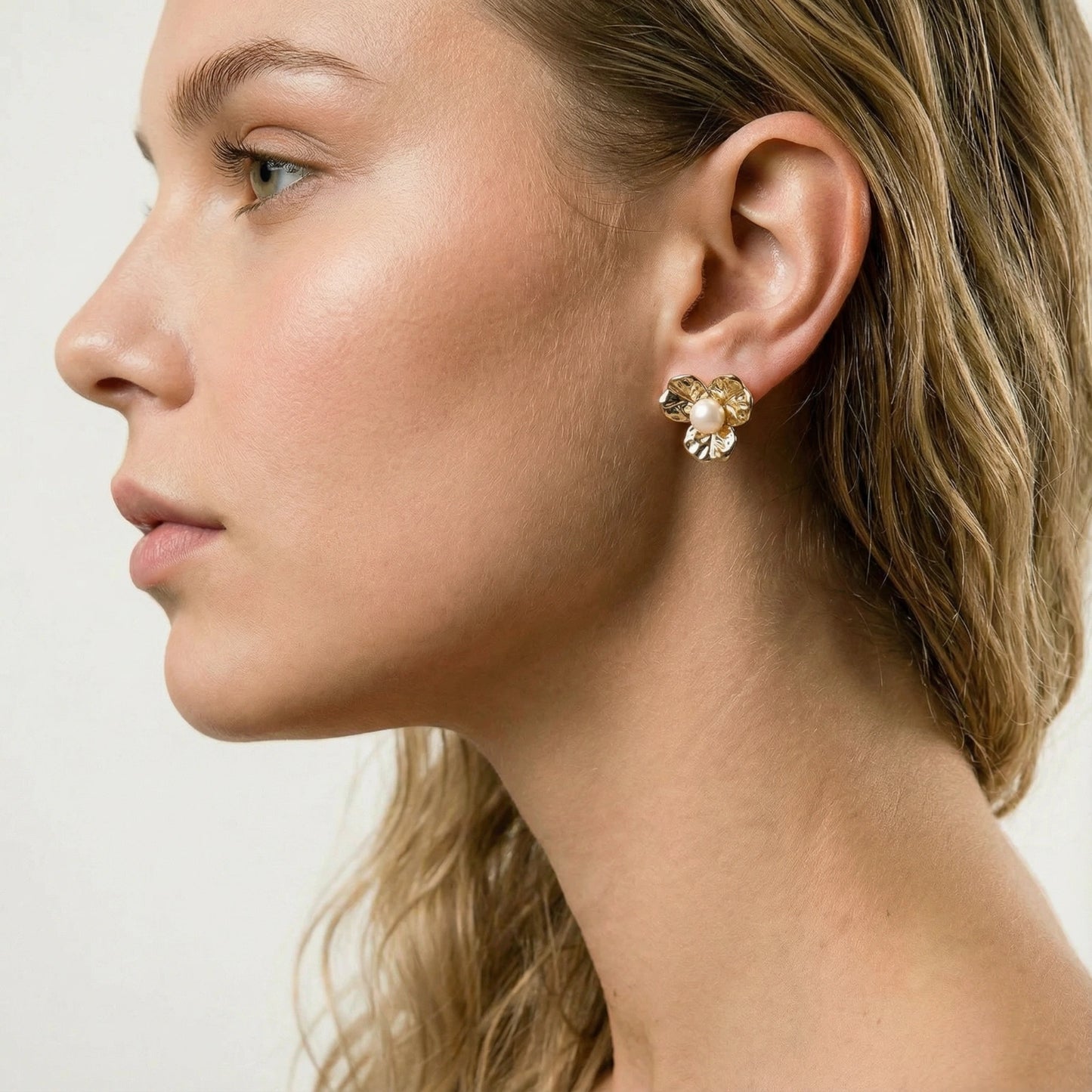 Bloom Pearl Ohrstecker | 14K vergoldetes Eco-Messing & Süßwasserperle