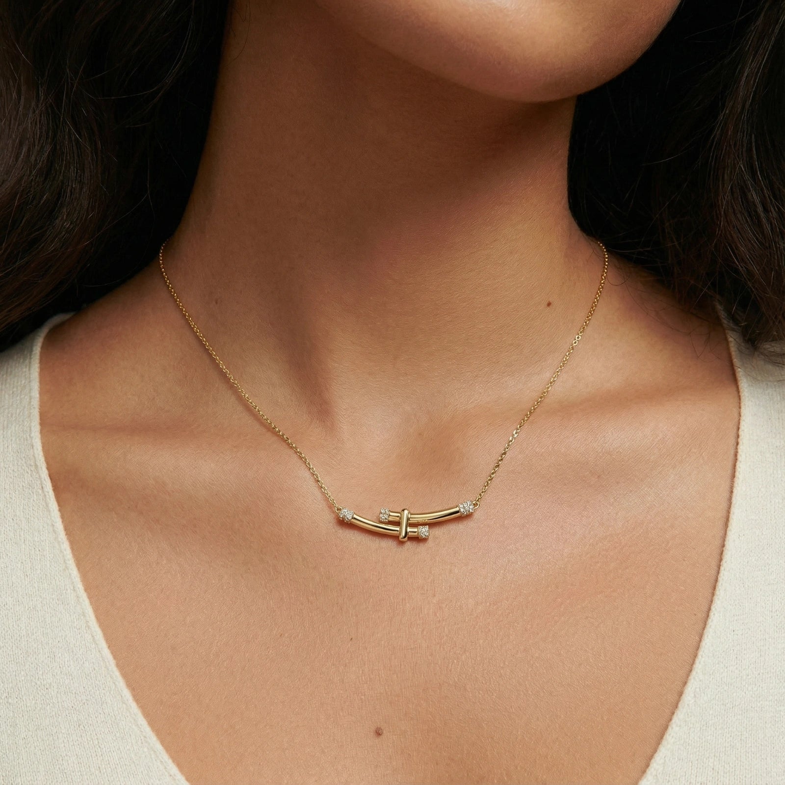 Goldene Bamboo Crystal Arc Halskette von flyliving, mit Diamantakzenten und zierlicher Kette, am Hals einer Frau.