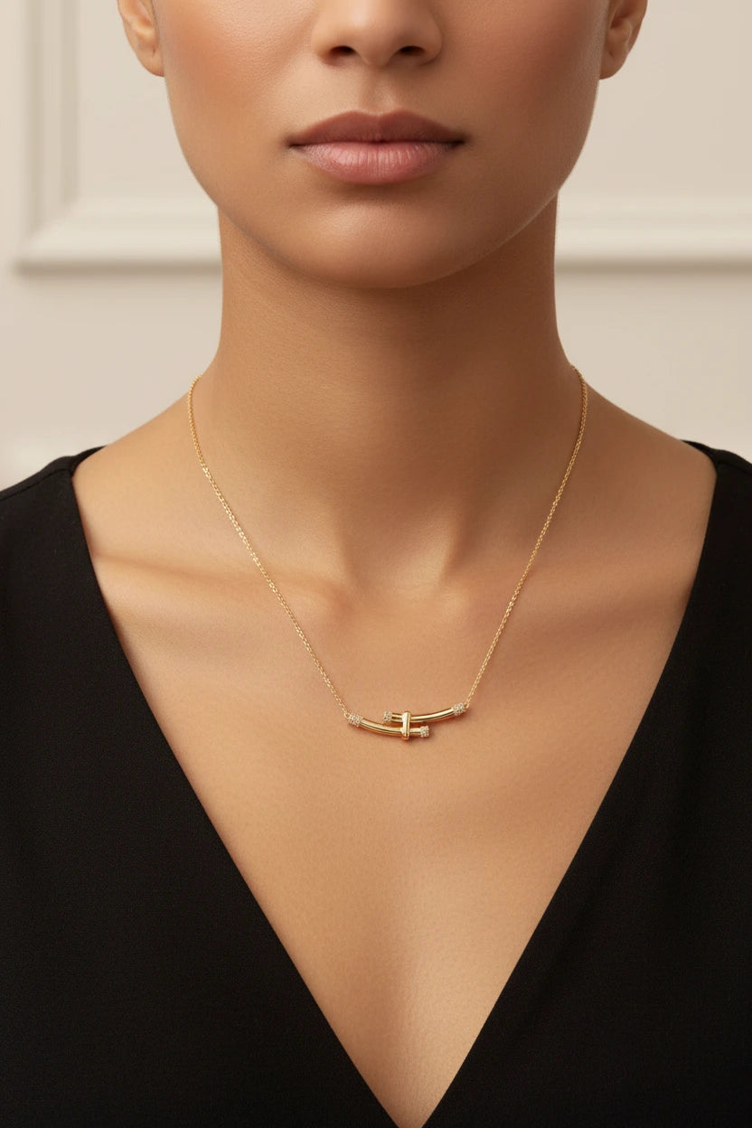 Goldfarbene Bamboo Crystal Arc Halskette von flyliving, getragen von einer Person mit schwarzem Oberteil.