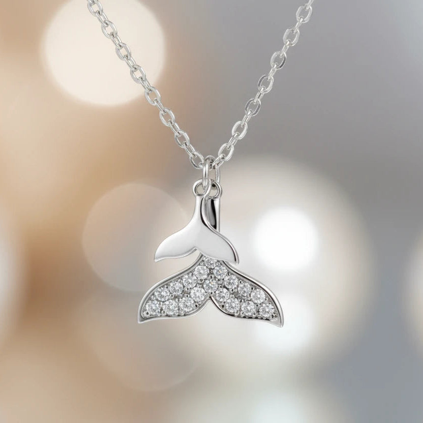 Walflossen Kristall Halskette von flyliving, mit silberfarbener Kette und Strassbesatz.