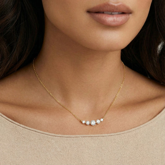 Vergoldete Halskette mit Diamanten von flyliving, getragen von einer Person mit beigem Top.
