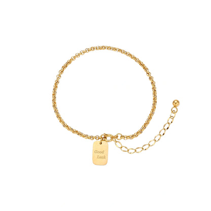 Goldfarbenes Gliederarmband mit rechteckigem Anhänger, Gravur „Good Luck“, und Verlängerungskette mit Kugel