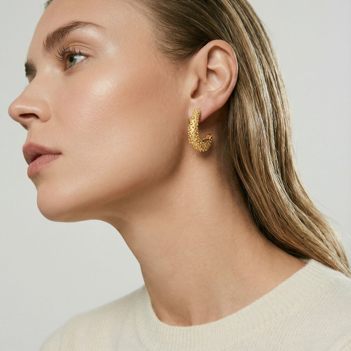 Textured Crescent Creolen | 14K vergoldeter Edelstahl
