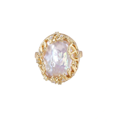 Vorderansicht des goldfarbenen Rings mit ovaler schimmernder Barockperle und Blütenrand mit Zirkonia