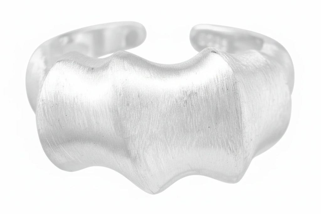 Silberfarbener Statement-Ring von flyliving mit gewellter Oberfläche und offener Ringschiene.
