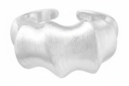 Silberfarbener Statement-Ring von flyliving mit gewellter Oberfläche und offener Ringschiene.
