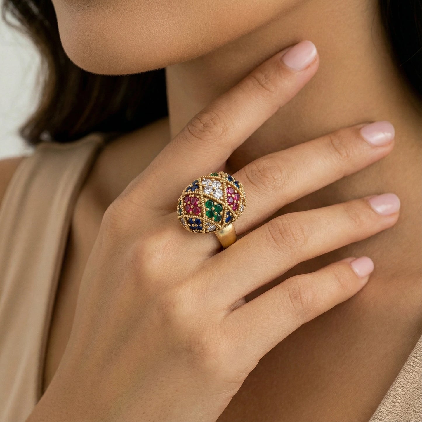 Atemberaubender empress mosaik ring mit ovalem goldband und mehrfarbigen rubin, safir, smaragd und diamanten