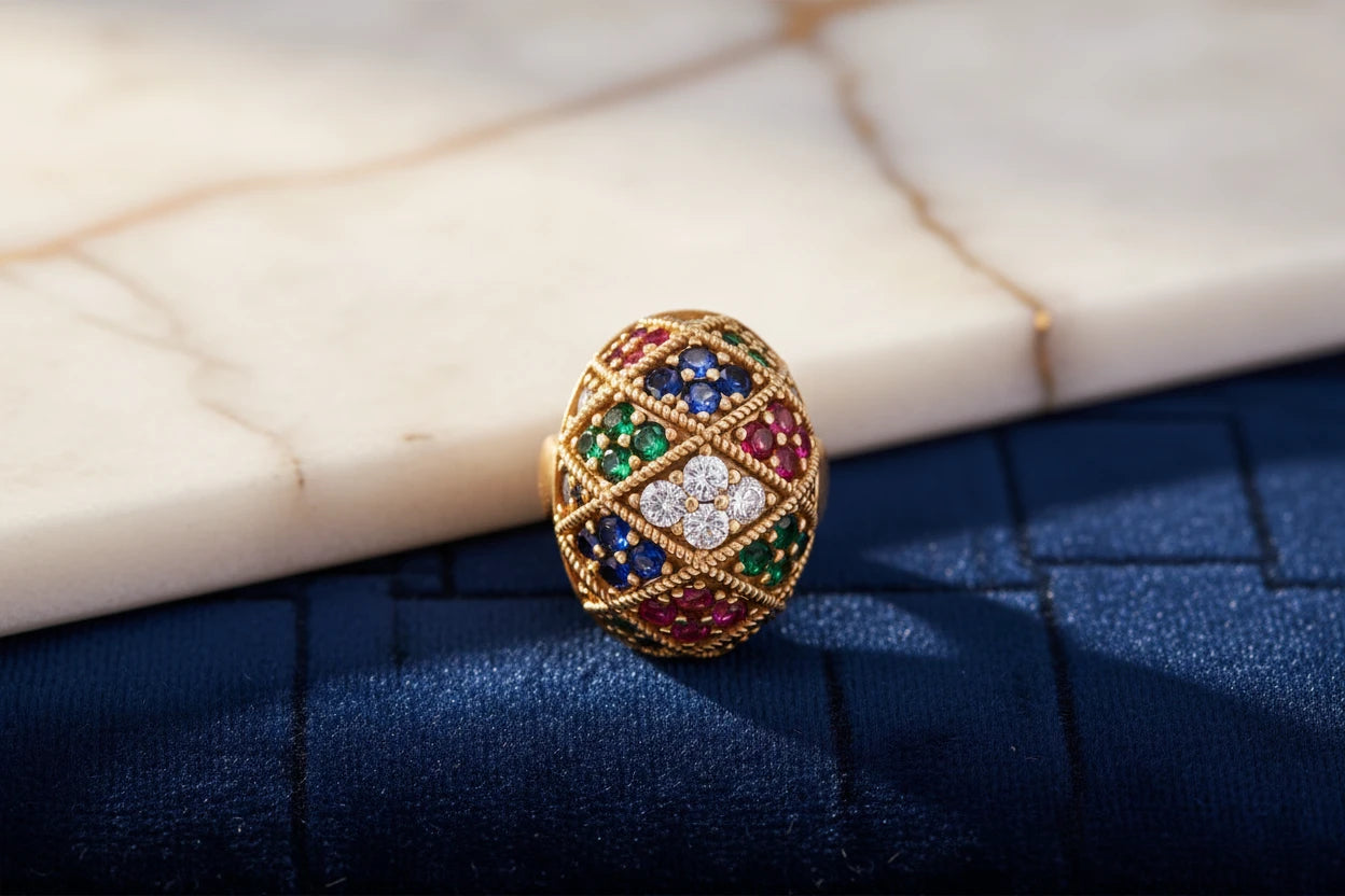 Vergoldeter Ring "Empress Mosaic" von flyliving, verziert mit farbigen Edelsteinen in einem quadratischen Muster.