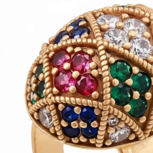 Vergoldeter Ring "Empress Mosaic" von flyliving mit farbigen Edelsteinen und einem Mosaikmuster.
