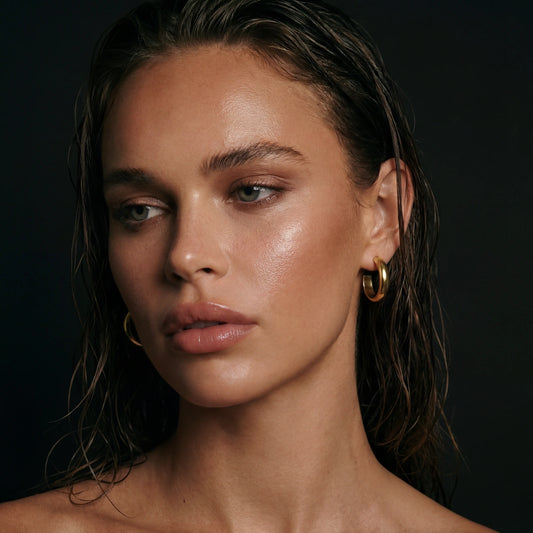 Goldene creolen aus vergoldetem edelstahl mit funkelnden anhängern aus dem golden hour earring set
