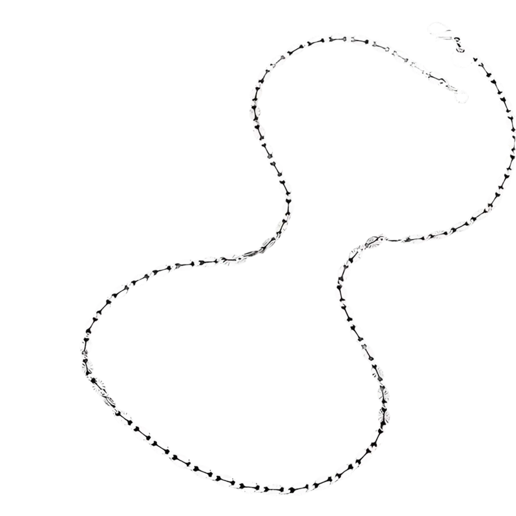 Die Halskette „Hildegard“ von flyliving ist eine Gliederkette aus 925er Sterlingsilber mit ovalen und diamantförmigen Gliedern, präsentiert vor schwarzem Hintergrund.