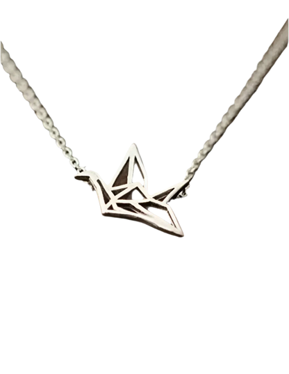 Die Halskette „Wilhelm“ von flyliving, eine filigrane Kranich-Halskette aus 925er Silber mit geometrischem Anhänger, ist vor schwarzem Hintergrund zu sehen. Die feine Kette betont das minimalistische Design des Kranichs.