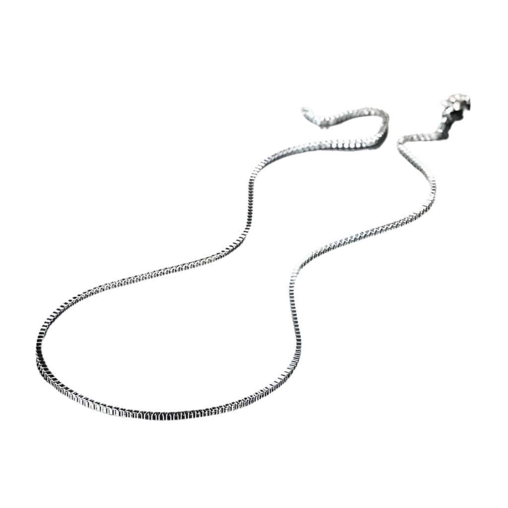 Die Halskette „Inga“ von flyliving ist eine filigrane Gliederkette aus 925er Silber mit schlicht-elegantem Design – zeitloser Schmuck für jeden Anlass, präsentiert auf schwarzem Hintergrund.