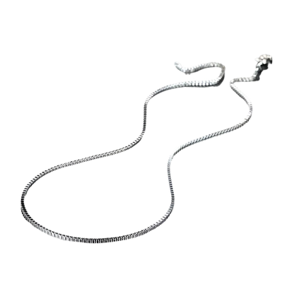 Die Halskette „Inga“ von flyliving ist eine filigrane Gliederkette aus 925er Silber mit schlicht-elegantem Design – zeitloser Schmuck für jeden Anlass, präsentiert auf schwarzem Hintergrund.